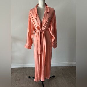 This vintage WinterSilks Luxurious Pink 100% Silk Robe